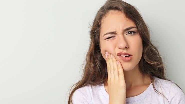 Woman with wavy hair and tooth pain